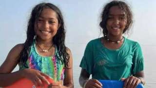 twin-daughters_ZIz75.jpg